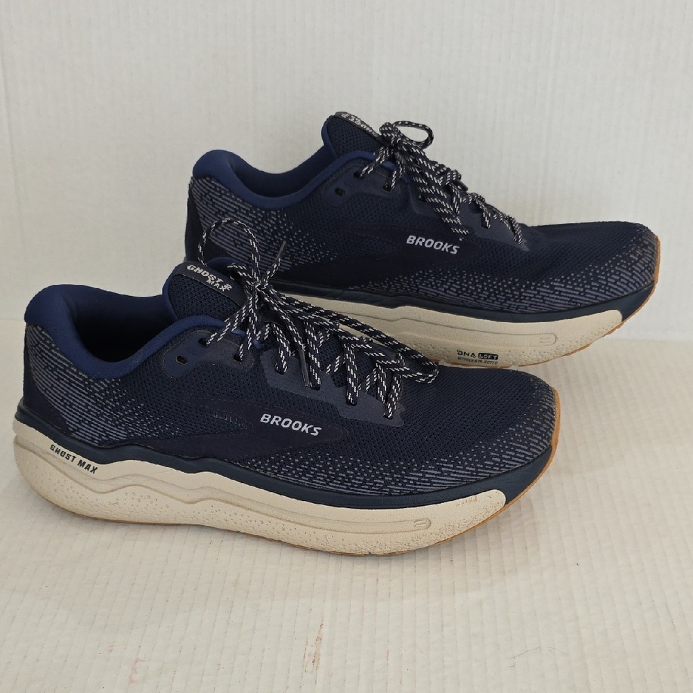 Brooks Ghost MAX 2 Mens Navy and Cream Athletic Shoes Size 10